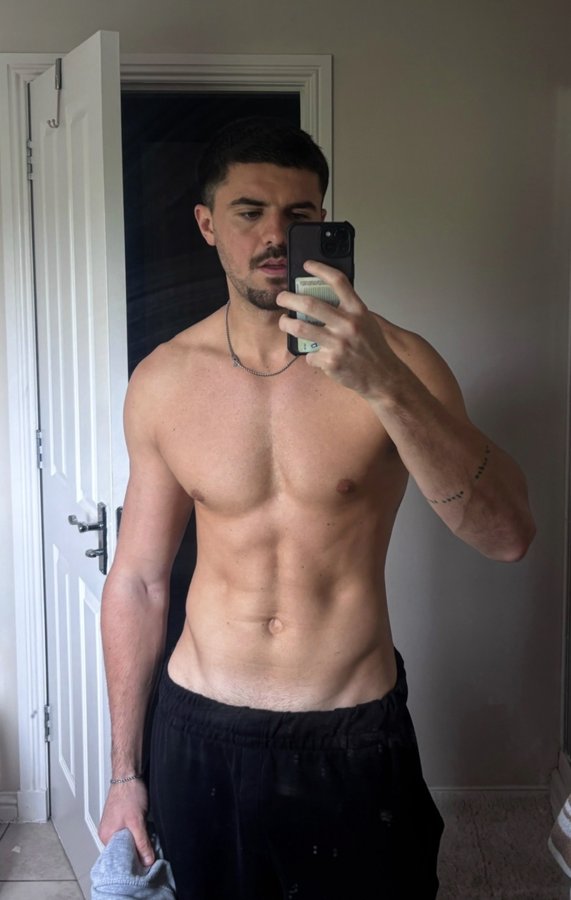Robbie's mirror selfie, lean, at his parents' house